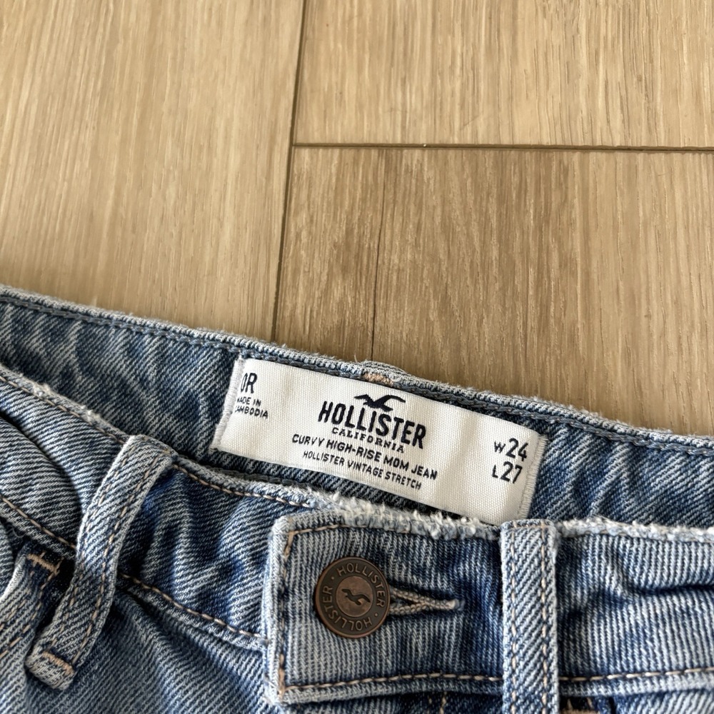 Hollister Curvy Ultra High Rise Mom Jean Size 0 Light Wash 24/27 DISTRESSED - Picture 9 of 9
